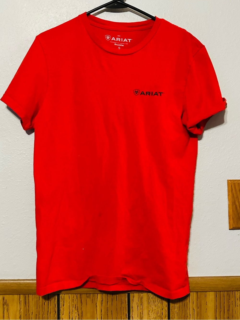 Ariat Buckle Men's size SMALL Red Short-Sleeve Crewneck T-Shirt